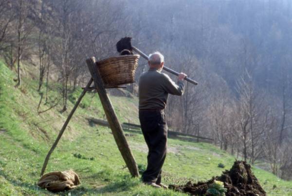 Tempo di concimatura dei prati e dei campi - Foto di Gianni Ottonello